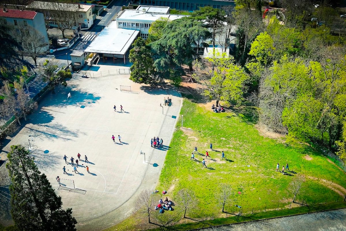 Cour et stade de l'école de l'oratoire